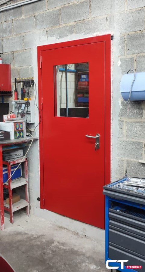 Дверь противопожарная металлическая остекленная EIS60 300х400 с фрамугой, антипаникой и накладкой из алюминия Дверь противопожарная металлическая остекленная EIS60 300х400 с фрамугой, антипаникой и накладкой из алюминия