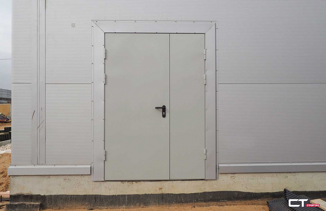 Дверь двупольная металлическая с накладкой из нержавеющей стали и остеклением D300