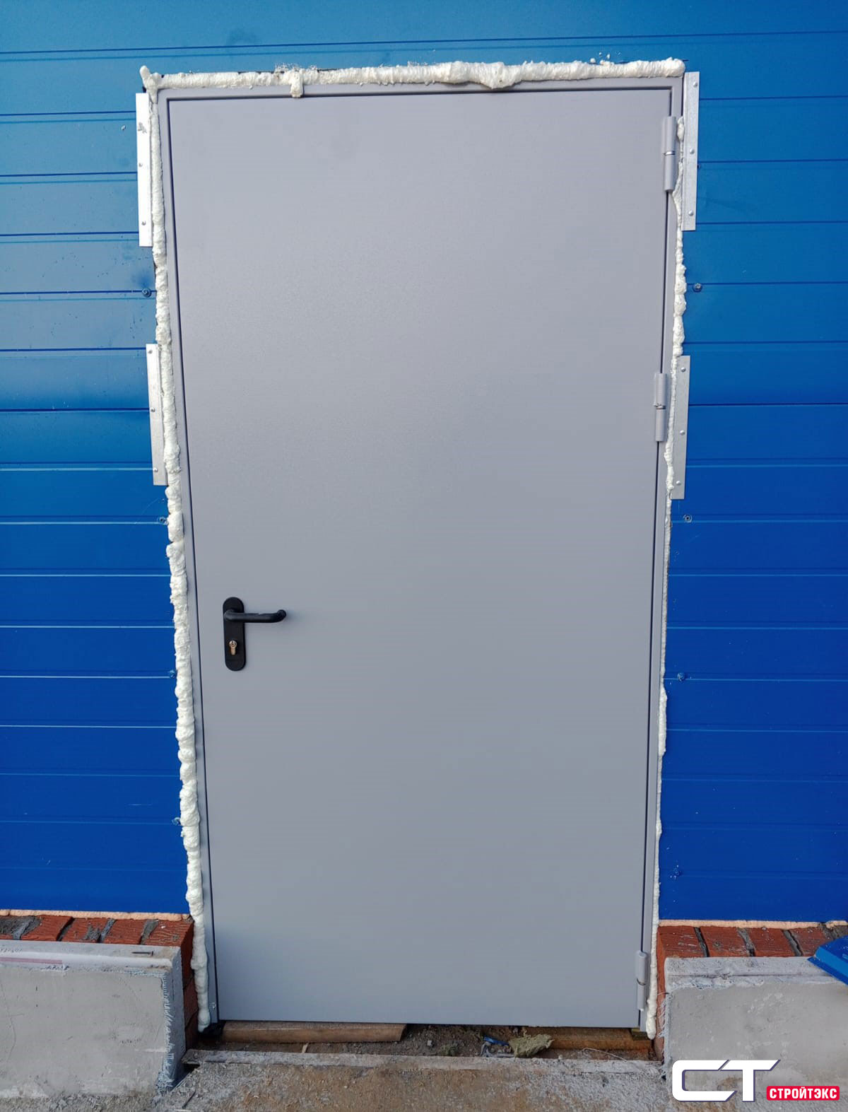 Дверь противопожарная металлическая EIS60 с накладкой из нержавеющей стали и фрамугой однопольная Дверь противопожарная металлическая EIS60 с накладкой из нержавеющей стали и фрамугой однопольная